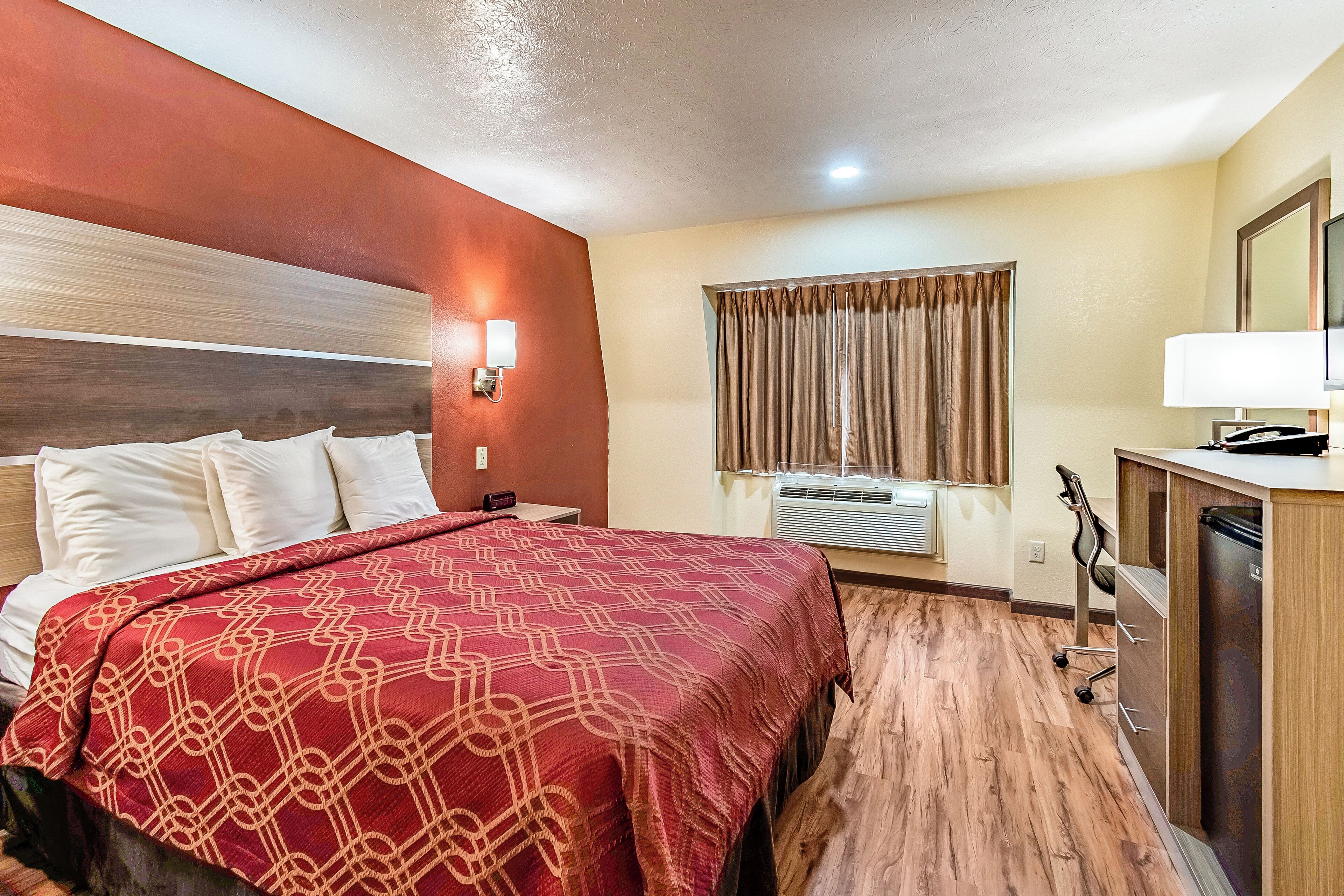 Quarto solteiro, 1 cama Queen, para não fumantes | Escrivaninha, espaço de trabalho para notebook