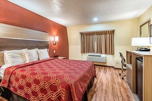Single Room, 1 Queen Bed, Top Floor, Non Smoking | Escritorio y espacio para trabajar con laptop 