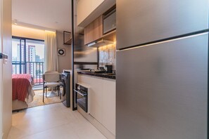 Fridge, microwave, oven, dishwasher - Studio de Alto Padrão com Piscina na Vila Mariana (São Paulo)