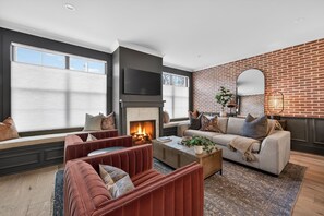 Smart TV, fireplace
