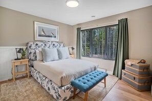 Room - Lakefront Luxury Retreat w Heated Pool and Arcade (Hammonds Plains)