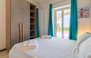 Une chambre d’hôtel comprenant un lit, une armoire, une salle de bain avec douche et une vue sur l’extérieur.