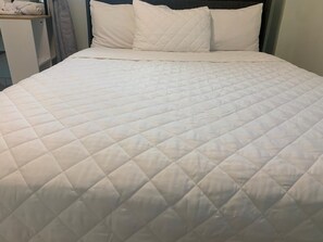 5 bedrooms, iron/ironing board, free WiFi, bed sheets - WAVE & CHILL HOUSE, in the Heart of Surf City (La Libertad)