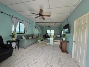 Smart TV - WAVE & CHILL HOUSE, in the Heart of Surf City (La Libertad)