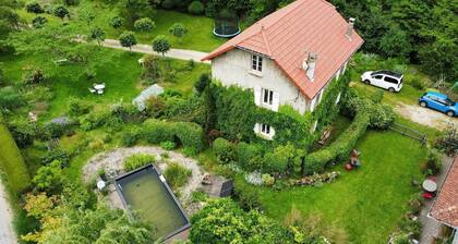 Maison champĂȘtre avec piscine naturelle et riviĂšre