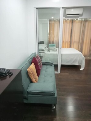 1 bedroom, iron/ironing board, WiFi, bed sheets - Corner Unit @ Acqua  Private Residences - Livingstone Tower (Mandaluyong)