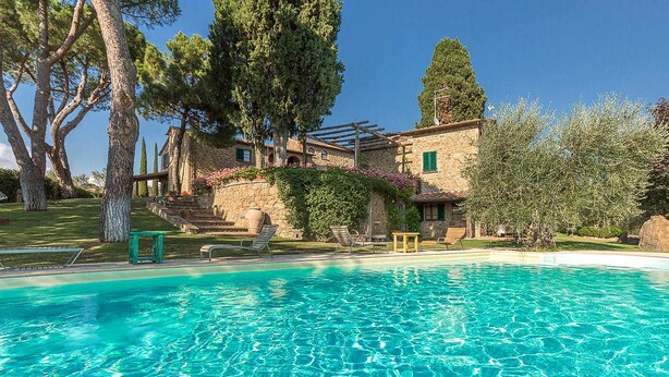 A stone villa with a swimming pool, surrounded by trees and a clear blue sky. - Cozy home in Lucignano (Lucignano)