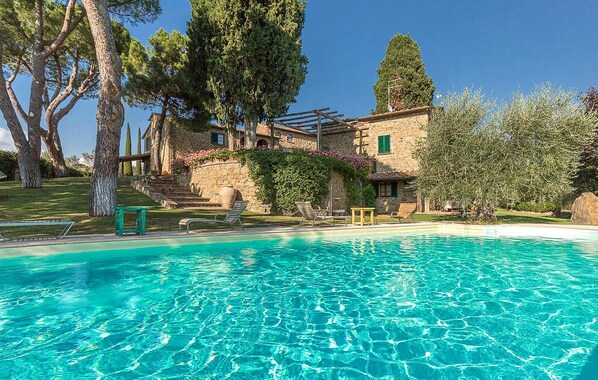 A stone villa with a swimming pool, surrounded by trees and a clear blue sky. - Cozy home in Lucignano (Lucignano)