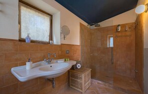 A bathroom with a large sink, two mirrors, a shower, and a wooden crate. - Cozy home in Lucignano (Lucignano)