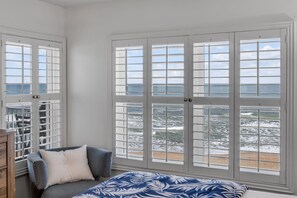 2 bedrooms, desk, free WiFi, bed sheets - NEW listing! Direct Oceanfront 2/2 | Fully Updated | Heated Pool & Garage Parking (Ormond Beach)
