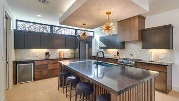 Kylskåp, mikrovågsugn, ugn och spishäll