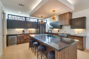 Kylskåp, mikrovågsugn, ugn och spishäll