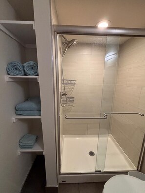Douche, sèche-cheveux, serviettes fournies, savon