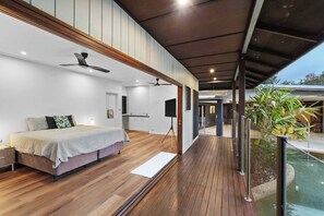 Fer et planche à repasser, lit parapluie, Wi-Fi, draps fournis