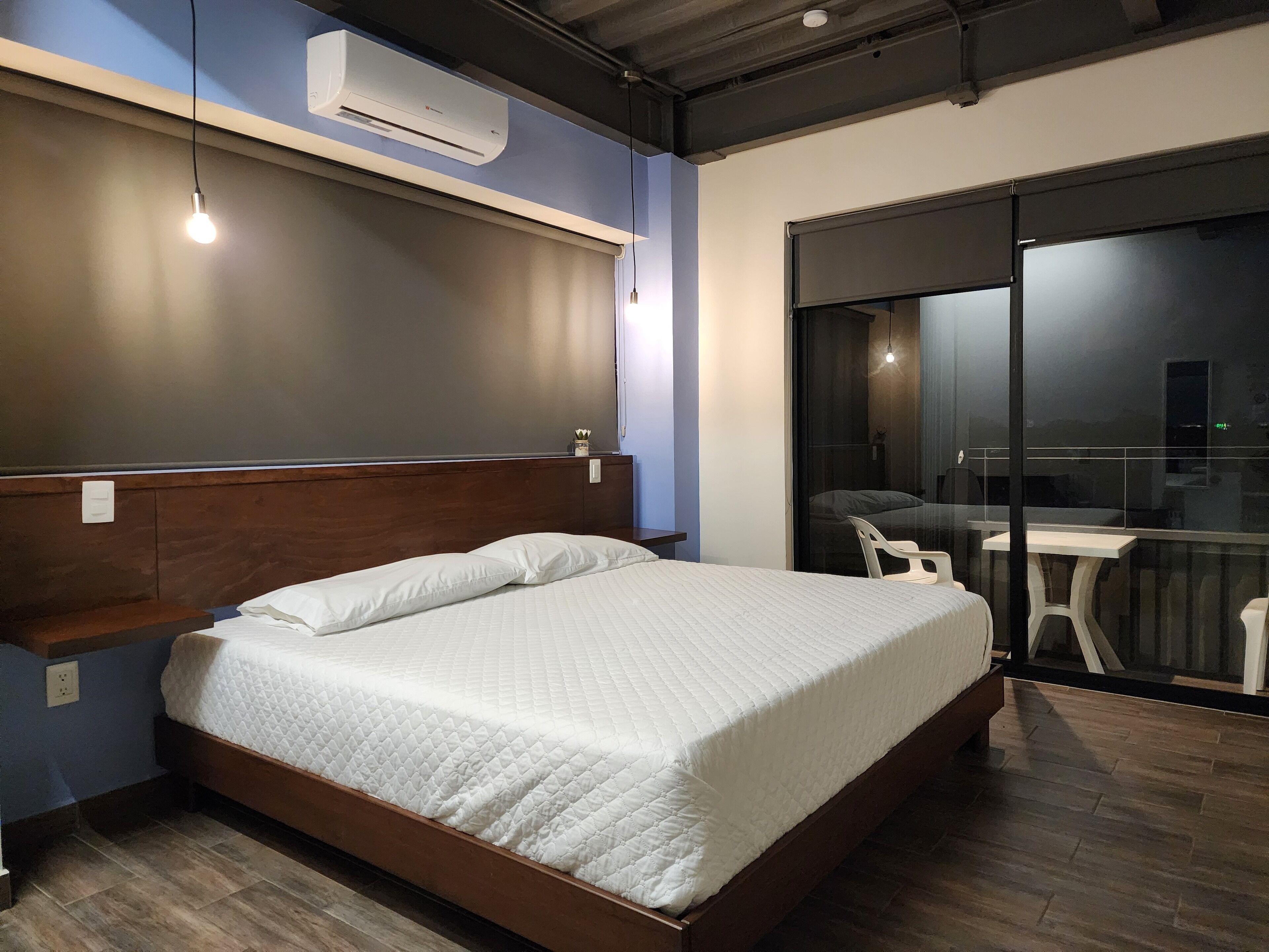 Kahden hengen standard-huone, kaupunkinäköala | Työpöytä, kannettavalle tietokoneelle sopiva työtila