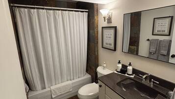 Serviettes fournies, savon, papier de toilette