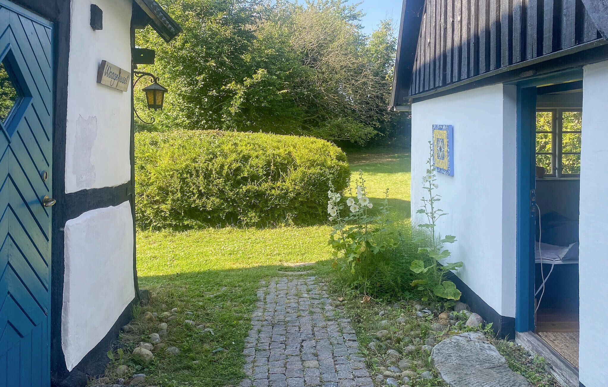 Polku johtaa rakennukseen, jossa on sininen ovi ja kyltti, jossa lukee ”Waggeplatz”.