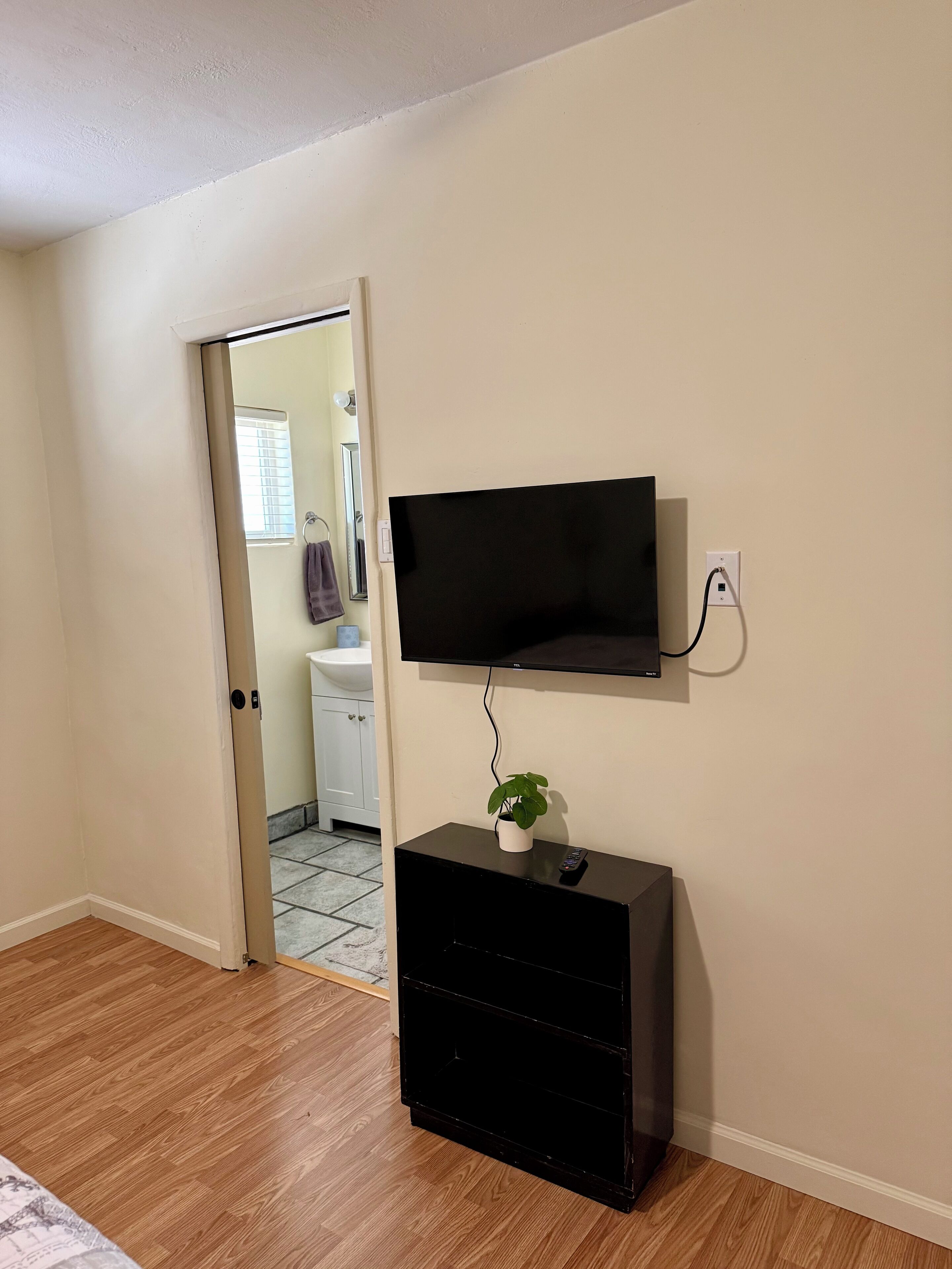 3 habitaciones, tabla de planchar con plancha, wifi y ropa de cama 