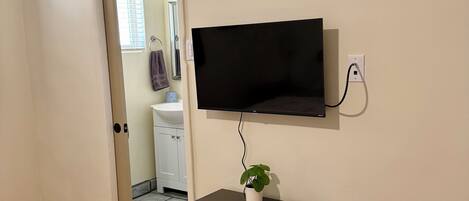 3 habitaciones, tabla de planchar con plancha, wifi y ropa de cama