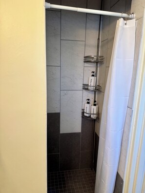 Shower, hair dryer, towels, soap - Desert Sage Retreat 3BR 2BA house in Las Cruces near NMSU and Convention Center (Las Cruces)