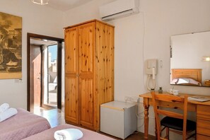 1 slaapkamer, een strijkplank/strijkijzer, gratis wifi, beddengoed
