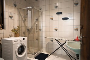 Een douche, een haardroger, handdoeken