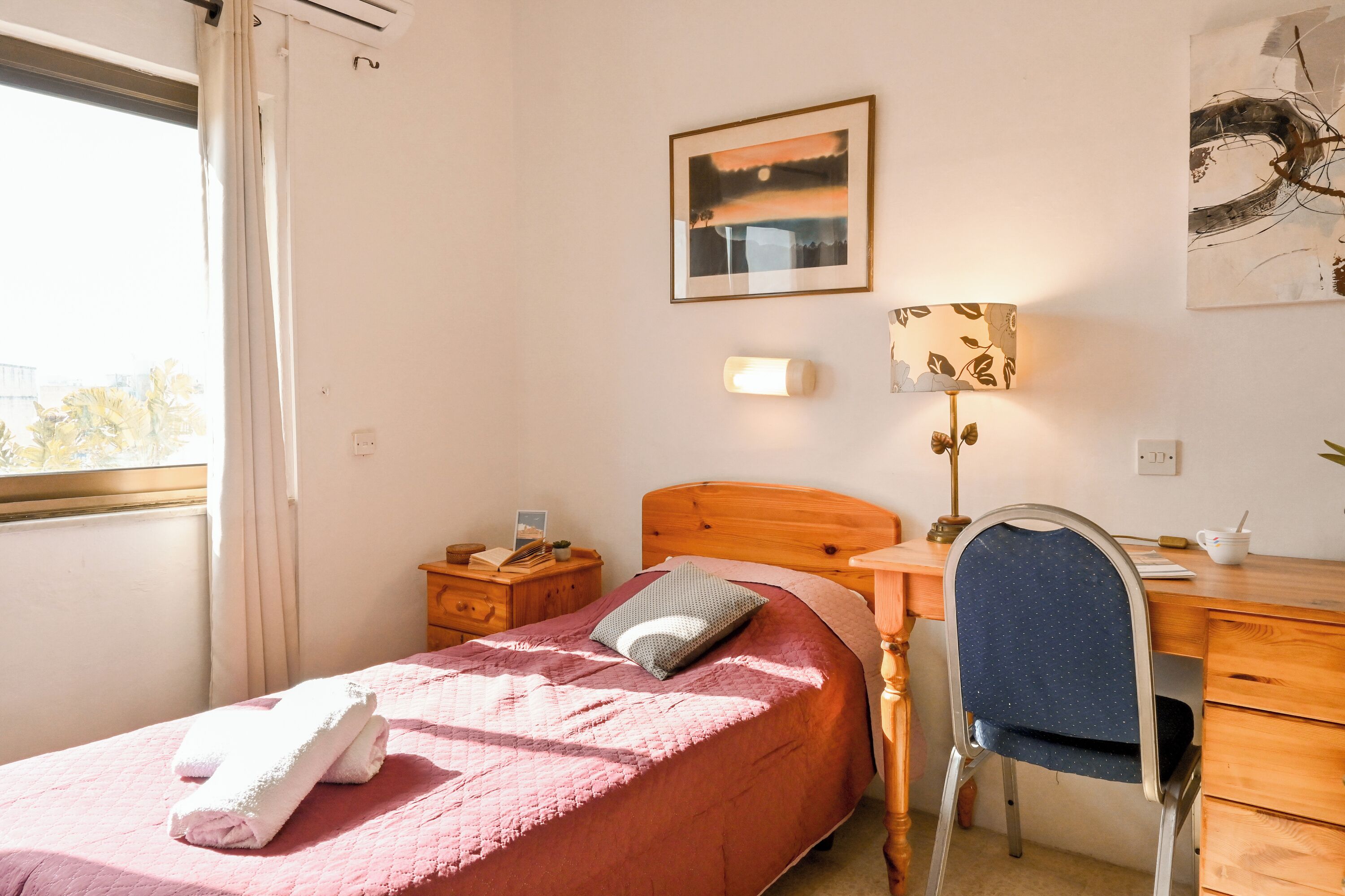 1 slaapkamer, een strijkplank/strijkijzer, gratis wifi, beddengoed