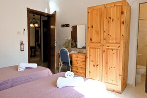 1 slaapkamer, een strijkplank/strijkijzer, gratis wifi, beddengoed