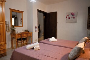 1 slaapkamer, een strijkplank/strijkijzer, gratis wifi, beddengoed