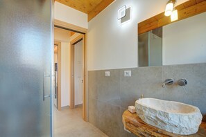 Shower, hair dryer, bidet, towels - Residenza Lugana - Apt 4, Peschiera del Garda, Italy (Peschiera del Garda)