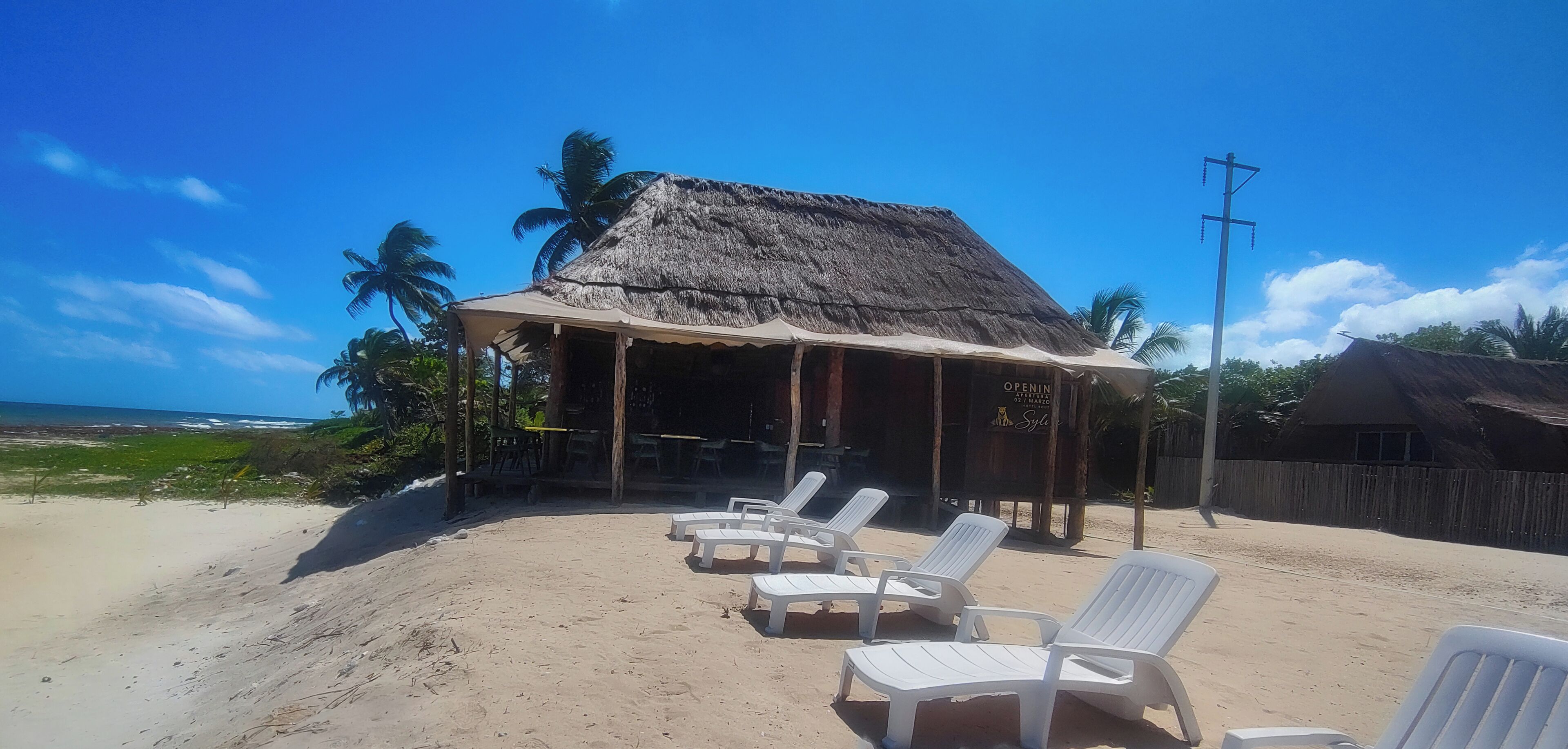 Privatstrand, weißer Sandstrand, Strandbar