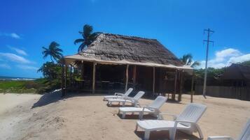 Privatstrand, weißer Sandstrand, Strandbar