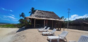 Privatstrand, weißer Sandstrand, Strandbar