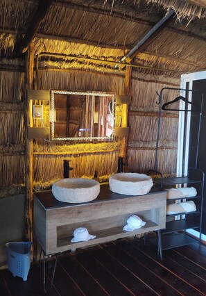 Ducha, toallas, jabón, shampoo
