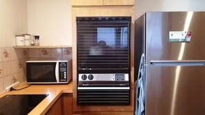 Kylskåp, mikrovågsugn, ugn och spishäll
