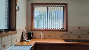 冷蔵庫、電子レンジ、オーブン、コンロ