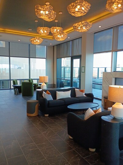 Super Luxury 1-bedroom apartment with amazing view of New Roc city, with extra