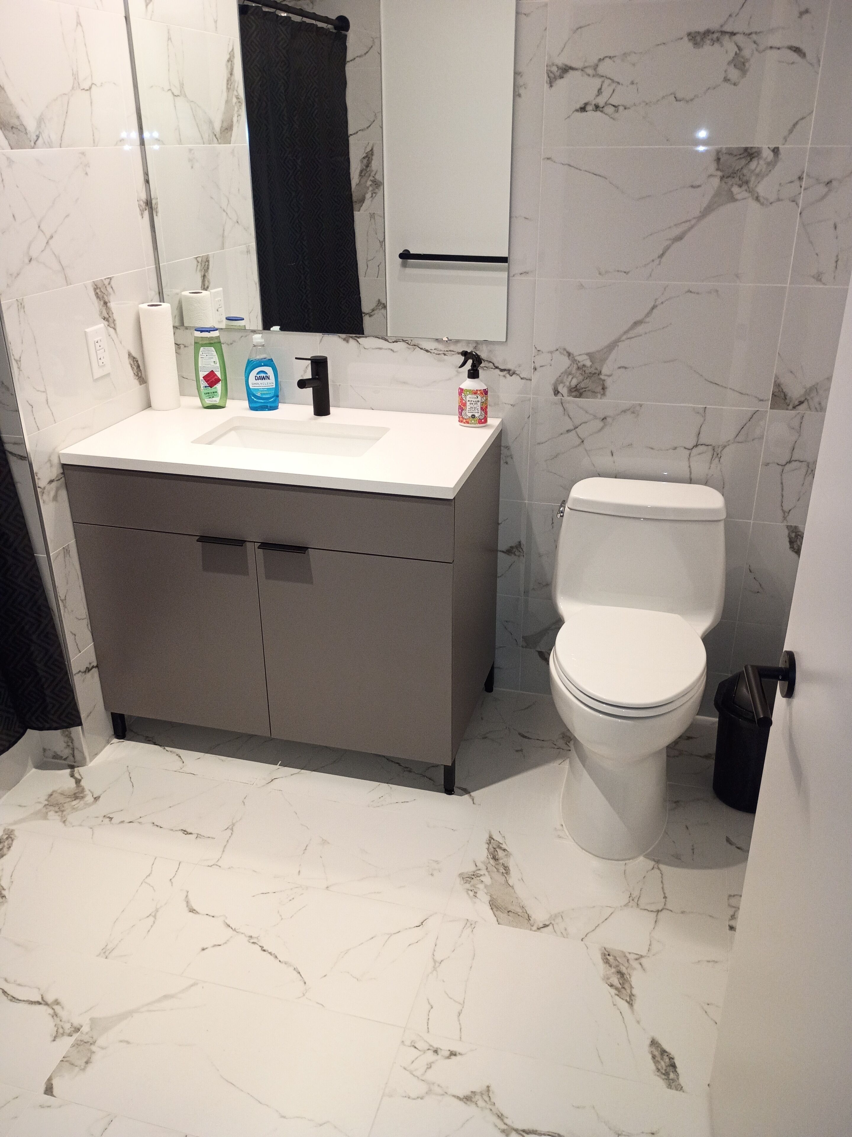 Serviettes fournies, papier toilette