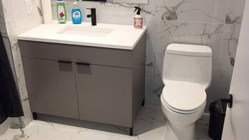 Serviettes fournies, papier toilette