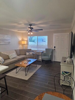 Living area - Gorgeous 1-bedroom apartment in Treasure Island (Treasure Island)