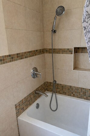 Secadora de cabello, toallas, jabón, papel de baño 