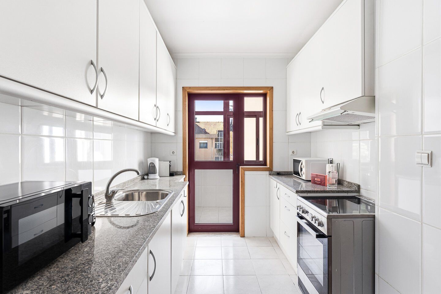 Kühlschrank, Mikrowelle, Ofen, Wasserkocher mit Kaffee-/Teezubehör