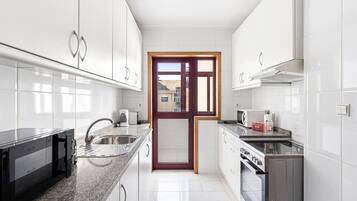 Kühlschrank, Mikrowelle, Ofen, Wasserkocher mit Kaffee-/Teezubehör