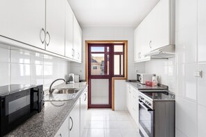 Kühlschrank, Mikrowelle, Ofen, Wasserkocher mit Kaffee-/Teezubehör