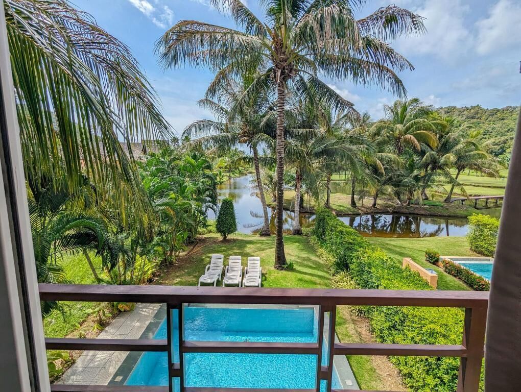 Ulkouima-allas, aurinkotuoleja