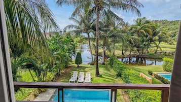 Ulkouima-allas, aurinkotuoleja