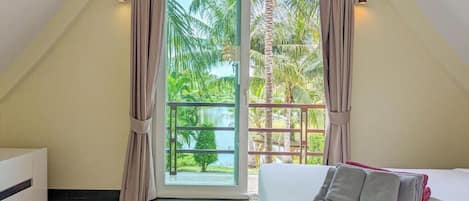 Villa, vue jardin, en bord de piscine