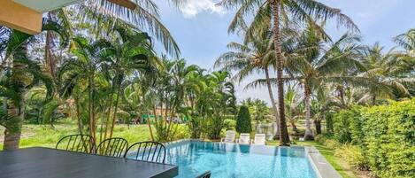 Villa - utsikt mot trädgården - vid poolen | Pool | Utomhuspool och solstolar