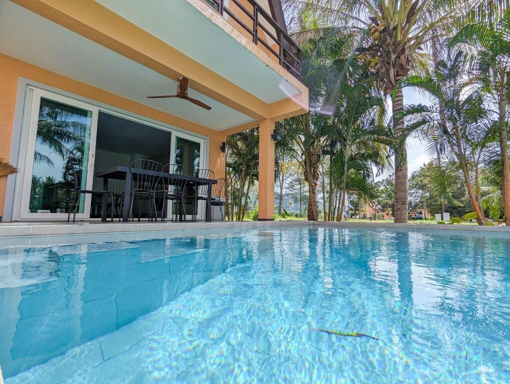 Villa, vue jardin, en bord de piscine | Piscine