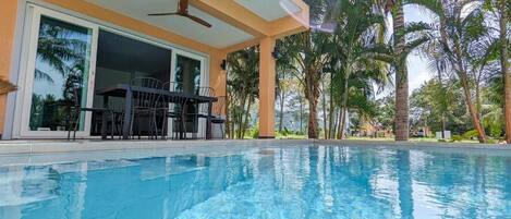 Villa, vue jardin, en bord de piscine | Piscine